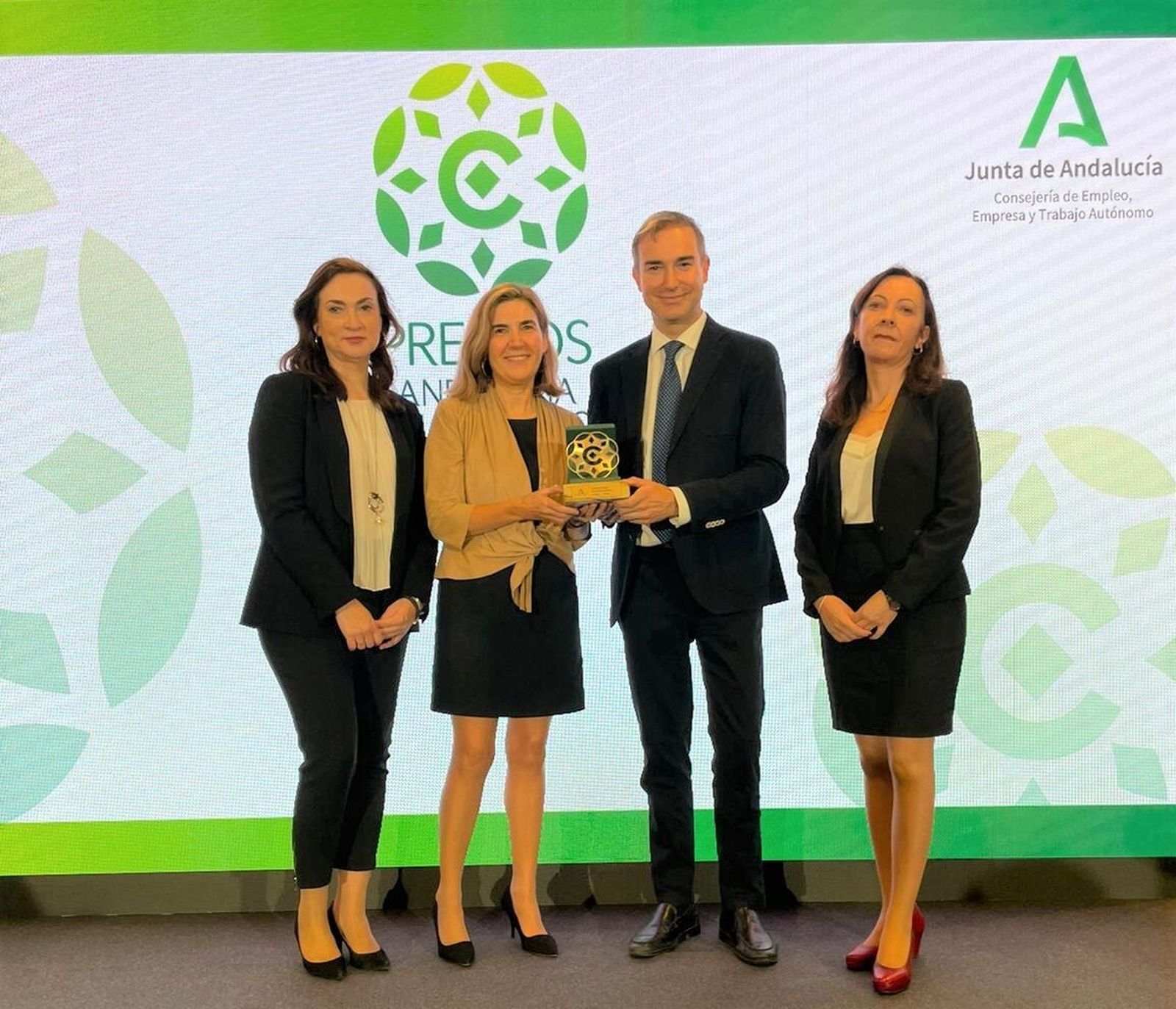 El delegado Amós García en la entrega de los premios cuyos trofeos están elaborados en parte por la Escuela de Mármol de Fines