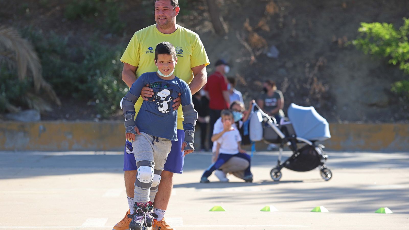 Richard Ardanaz y Adrián Torrejón en las clases de patinaje adaptado de Algeciras Patina
