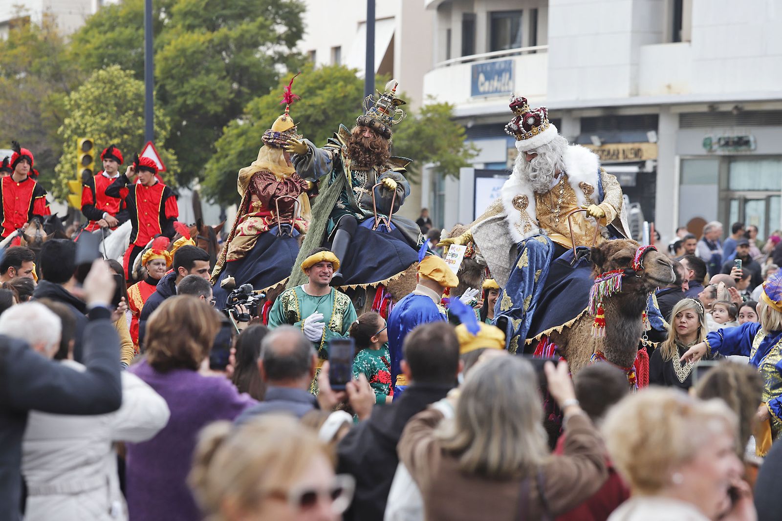 Imágenes de la mágica llegada de los Reyes Magos y la Estrella de la Ilusión a Huelva en barco