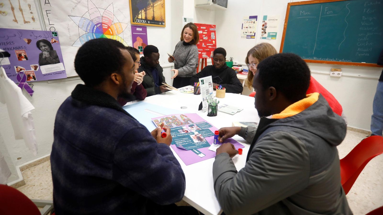 Jóvenes migrantes de la Asociación Kala, en la sede junto a los voluntarios.