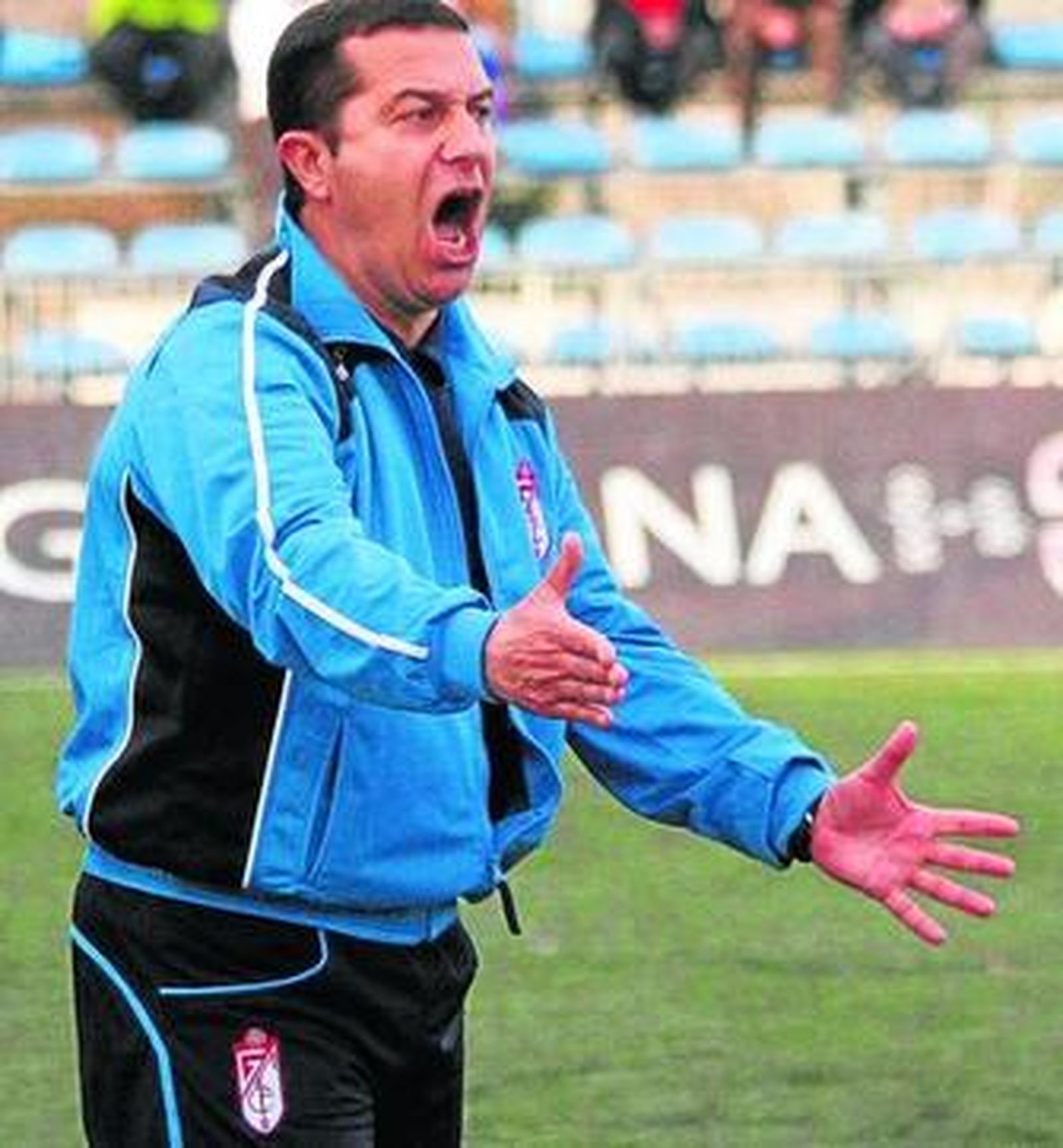 Miguel Álvarez Tomé vociferó y gesticuló enfadado en el choque ante el Lucena.