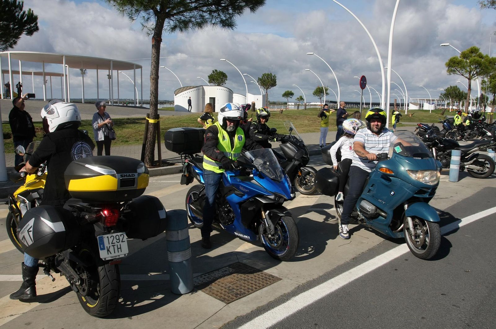 Imágenes de la concentración motera en memoria de Hugo Millán por las calles de Huelva