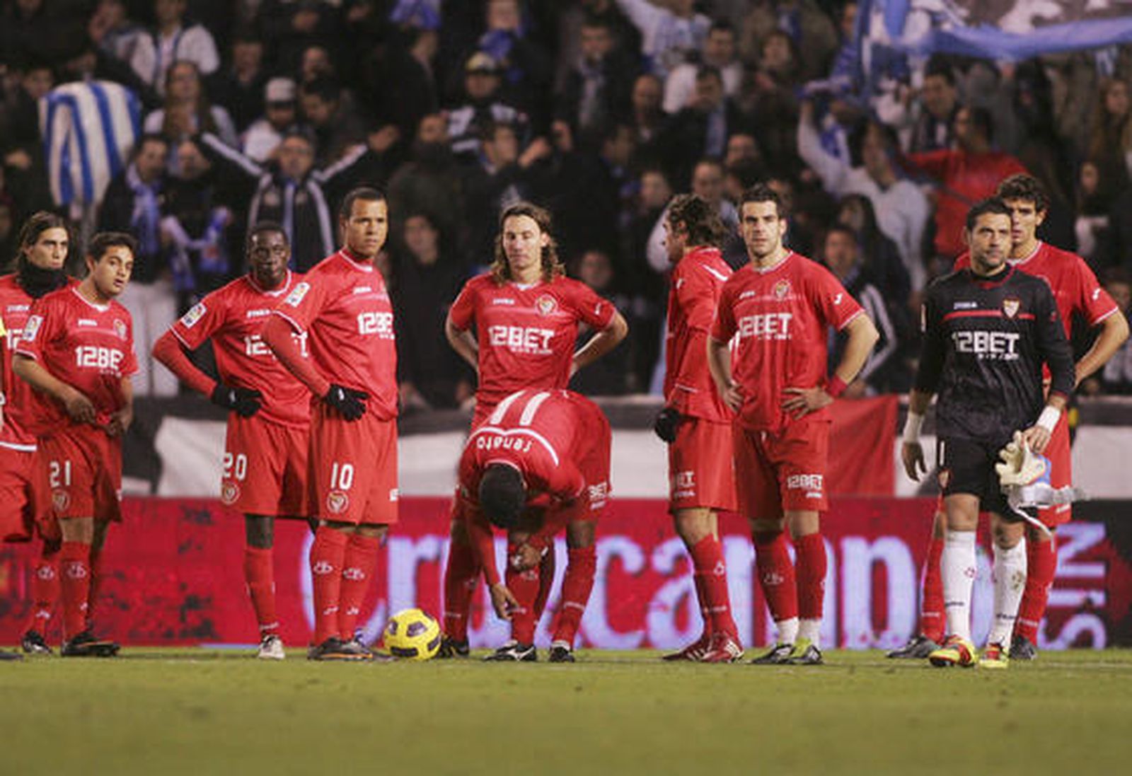 Decepción entre los jugadores del Sevilla por la oportunidad perdida.

Foto: 13foto