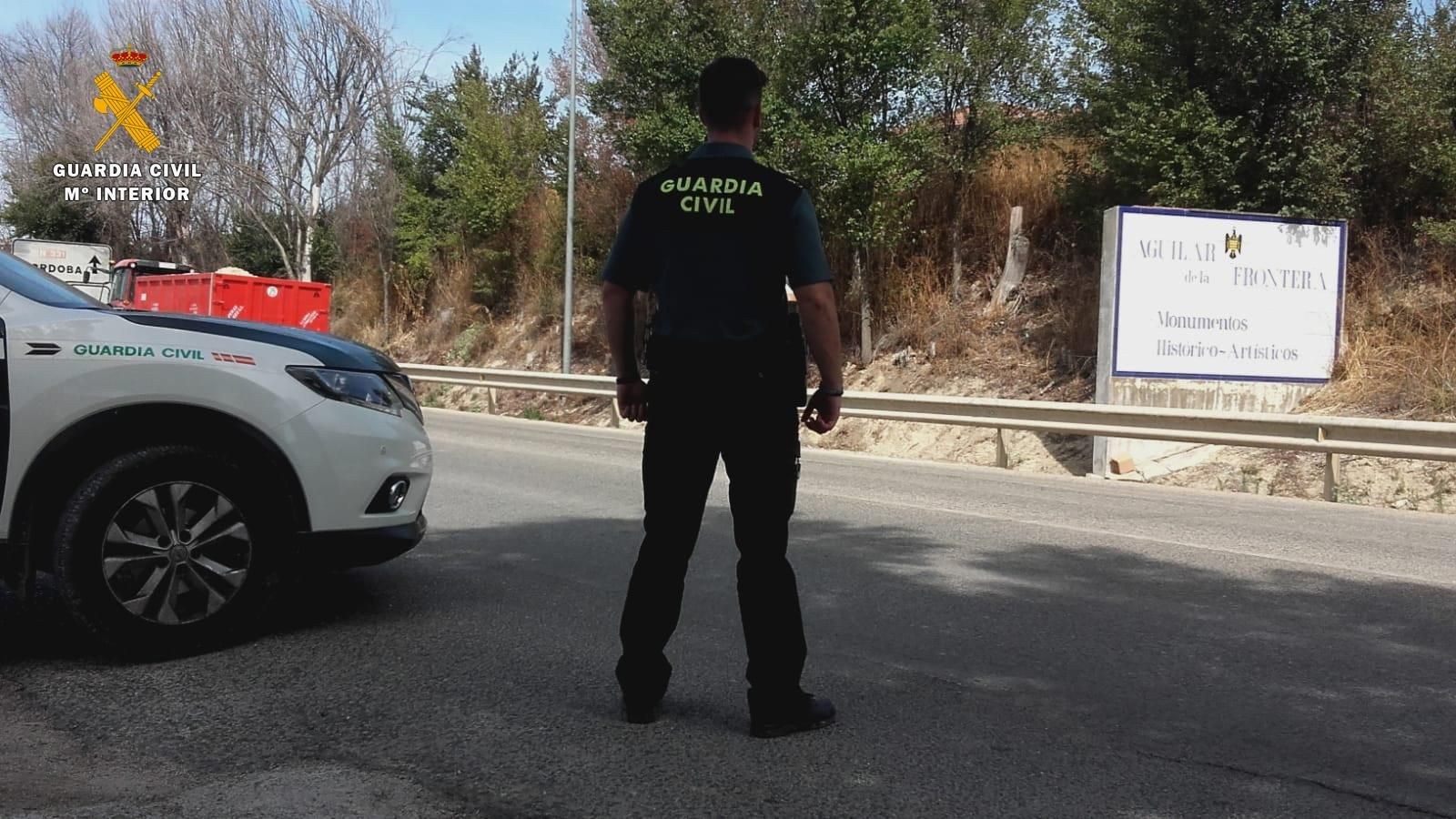 Un agente de la Guardia Civil en Aguilar de la Frontera.