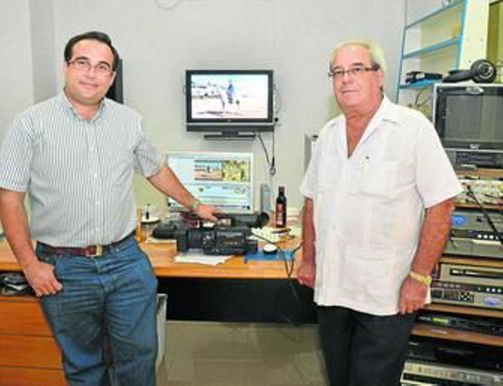 José Antonio Capote, junto a su padre Lisardo, en su estudio de la productora.