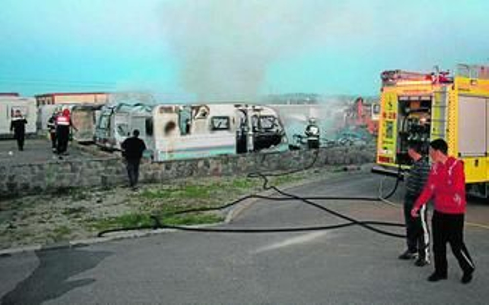 Estado en el que quedaron las autocaravanas tras el incendio de anoche.