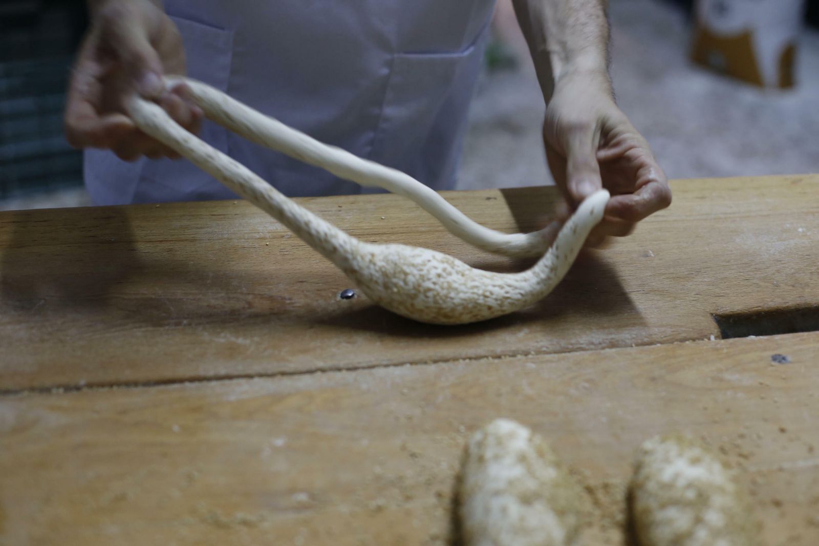 Juan Antonio sobando la masa para realizar una rosca