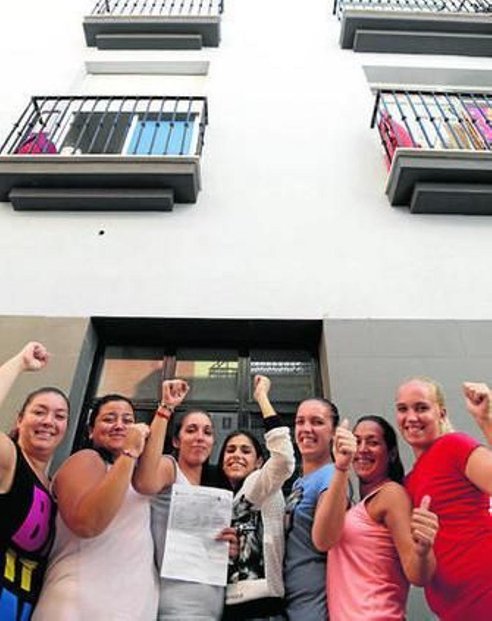 Integrantes de la corrala Las Luchadoras, celebrando que ya se han empadronado.