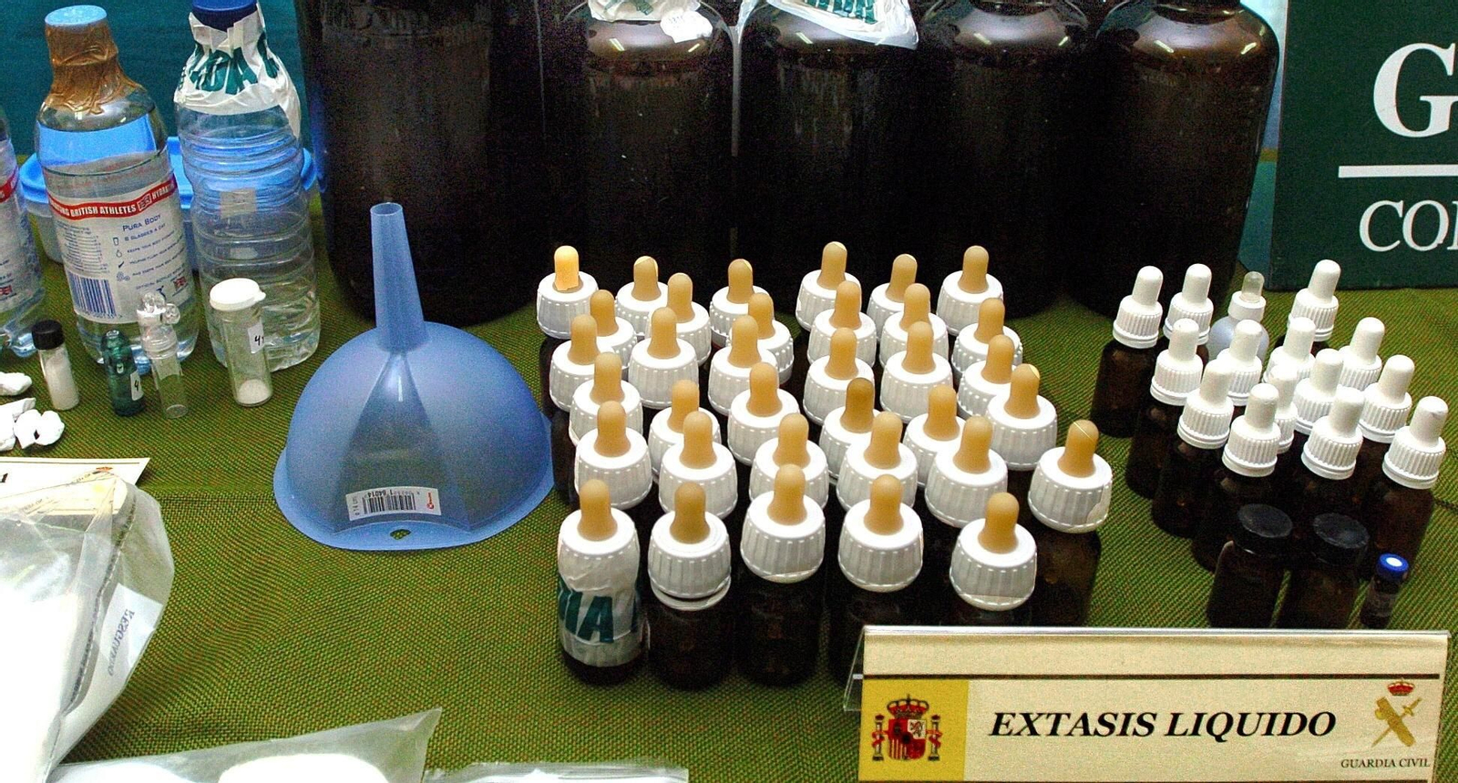 Imagen de archivo de un alijo de éxtasis líquido. oculto en chupetes, intervenido por la Guardia Civil.