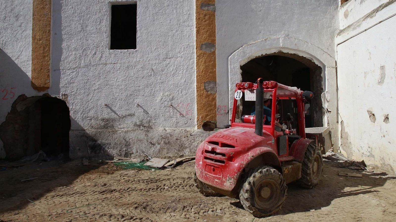 Las fotos de las obras de la plaza de toro de la Línea