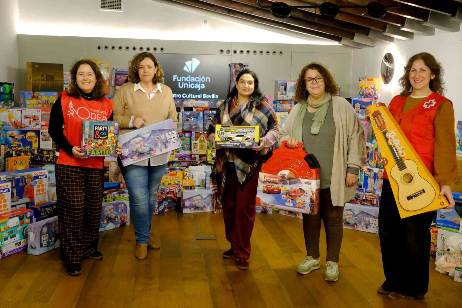 Entrega de juguetes de la Fundación Unicaja en Sevilla