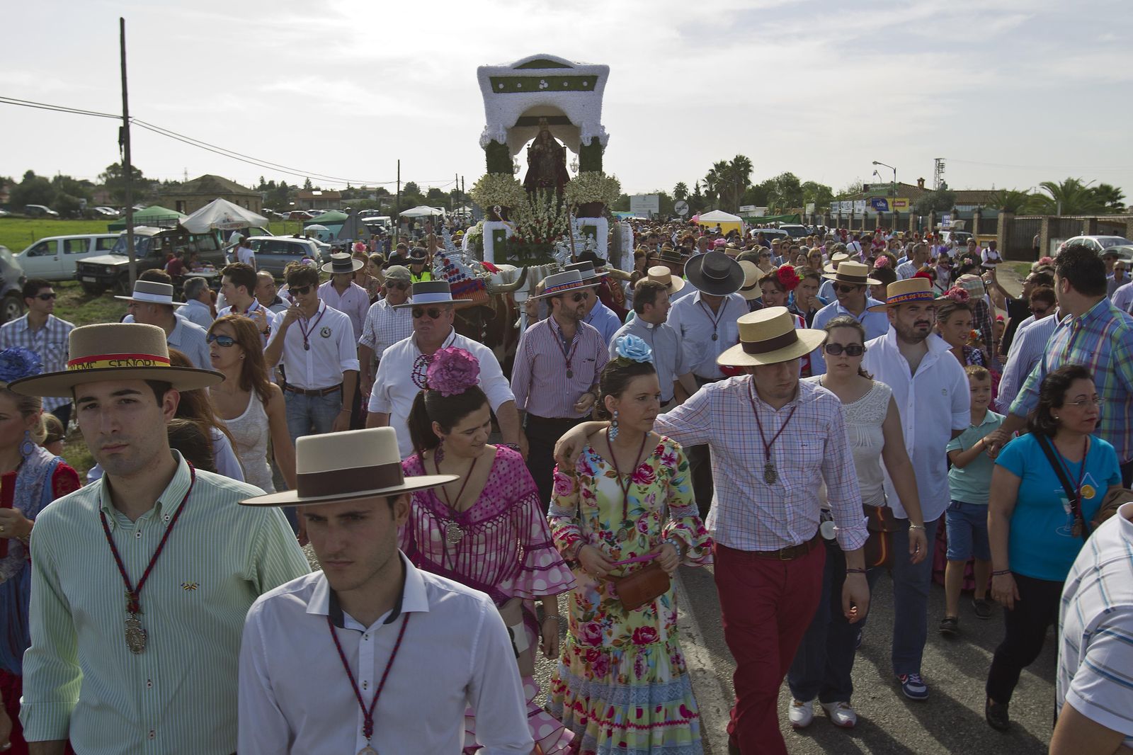 Peregrinos acompañando a la Virgen de Valme en su romería.
