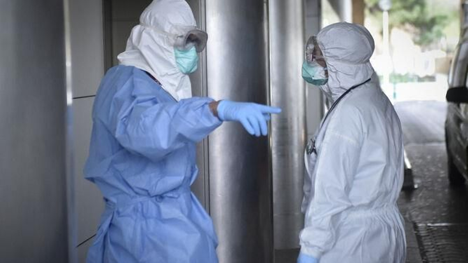 Sanitarios en la unidad de Covid-19 en un hospital andaluz