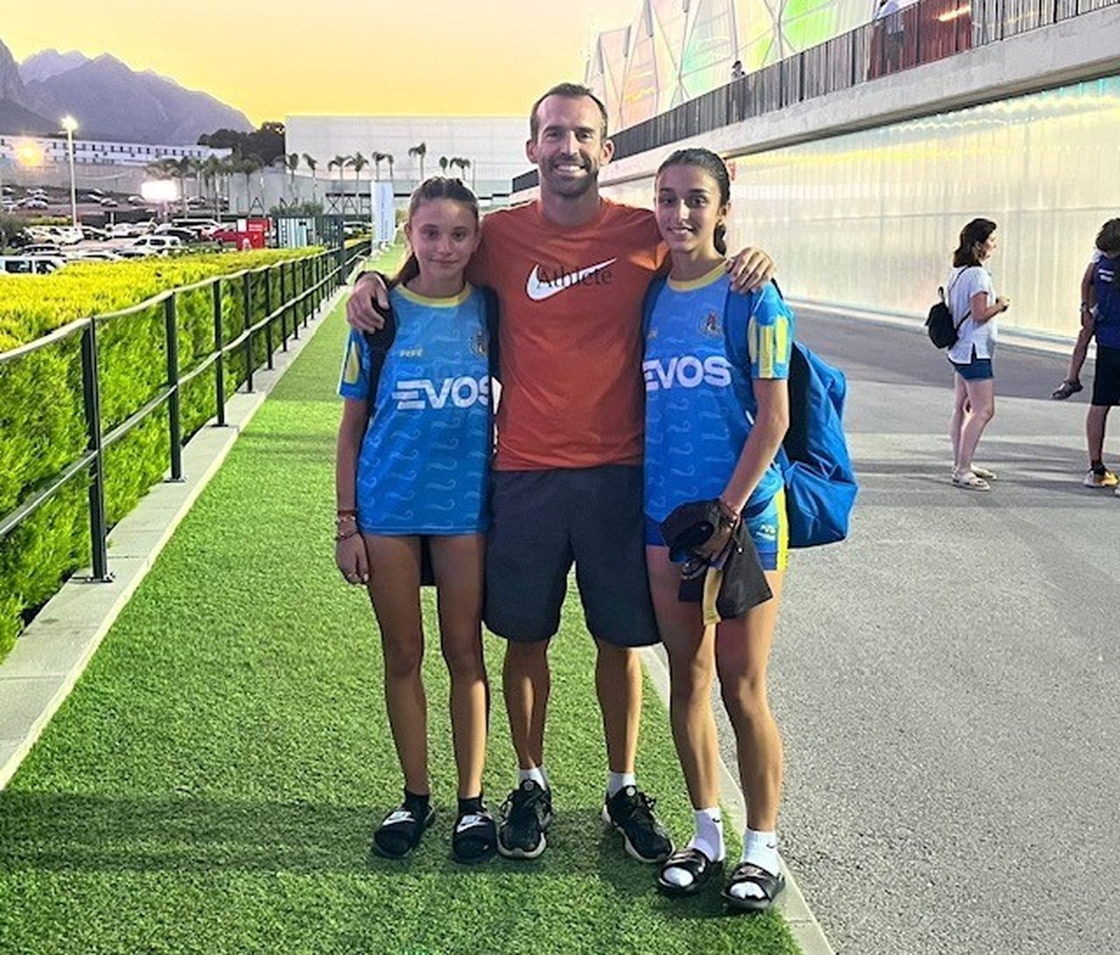 Candela Díaz y Paula Cote, con Saúl Sáez.