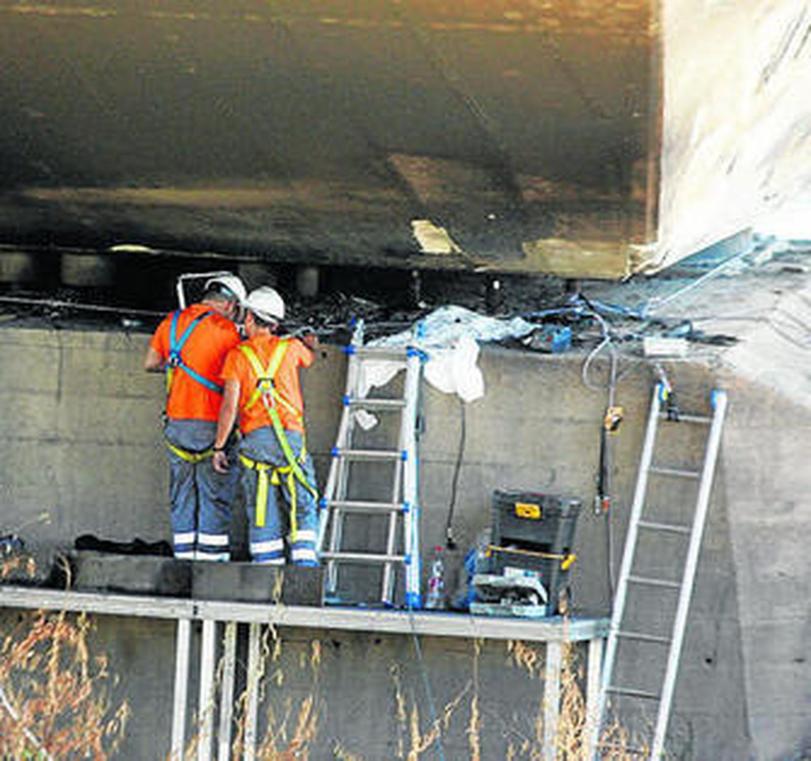 Dos operarios, el pasado lunes en la extracción de muestras.