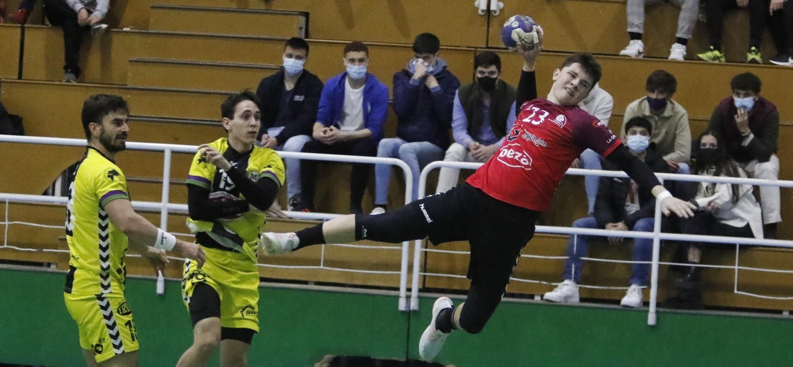 Jung lanza ante la presencia de dos jugadores del Trops Málaga.