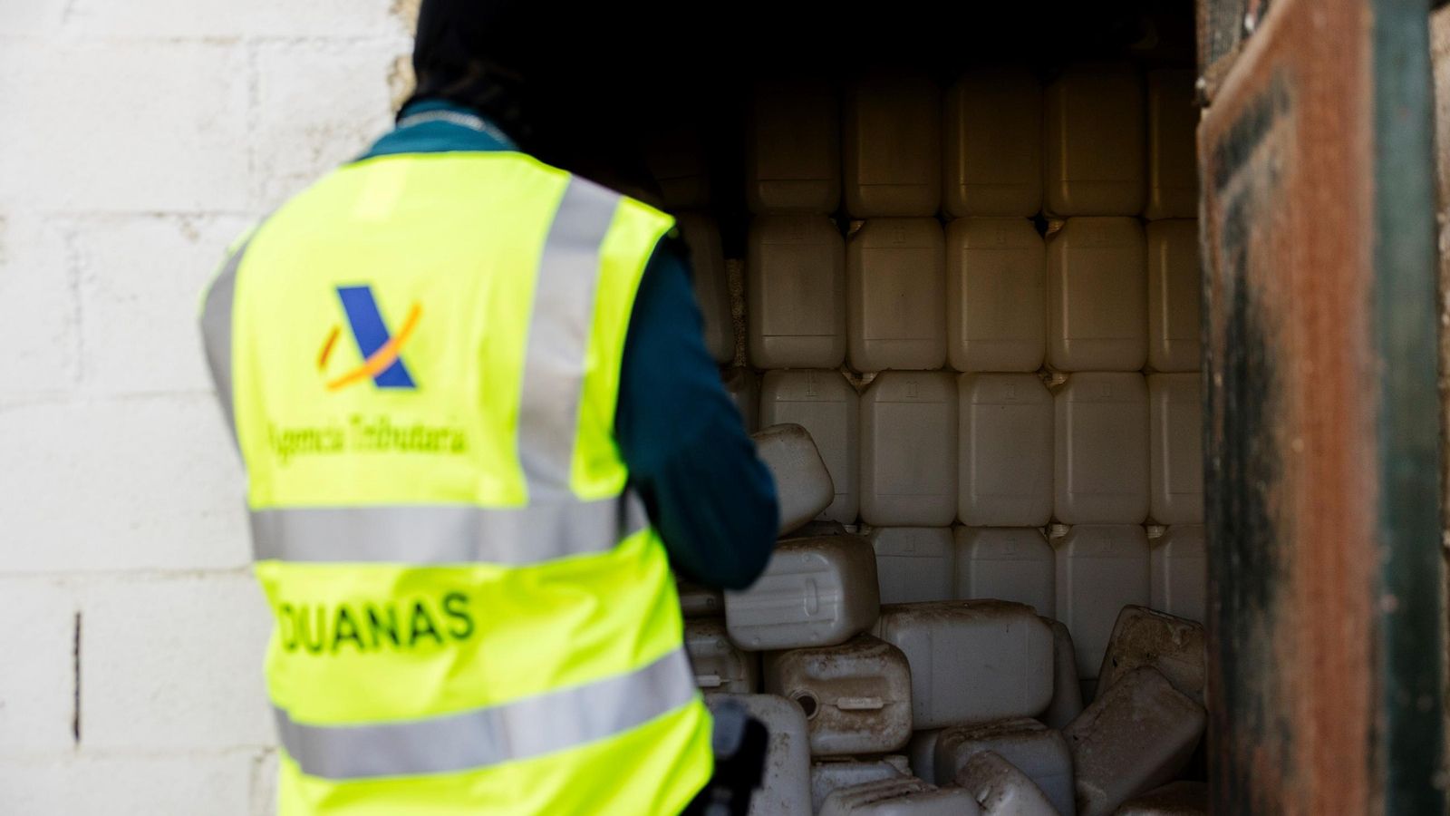 Un agente del DAVA, junto a petacas de gasolina encontradas.