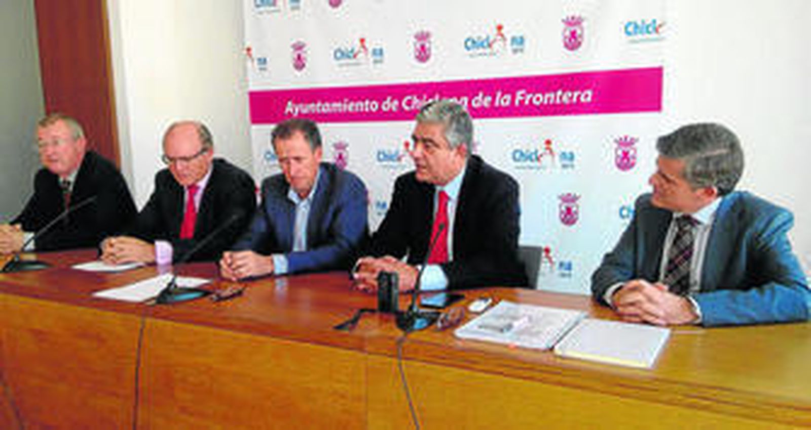 El alcalde, en el centro, con responsables de la Clínica Novo Sancti Petri y del Hospital Viamed Bahía de Cádiz.