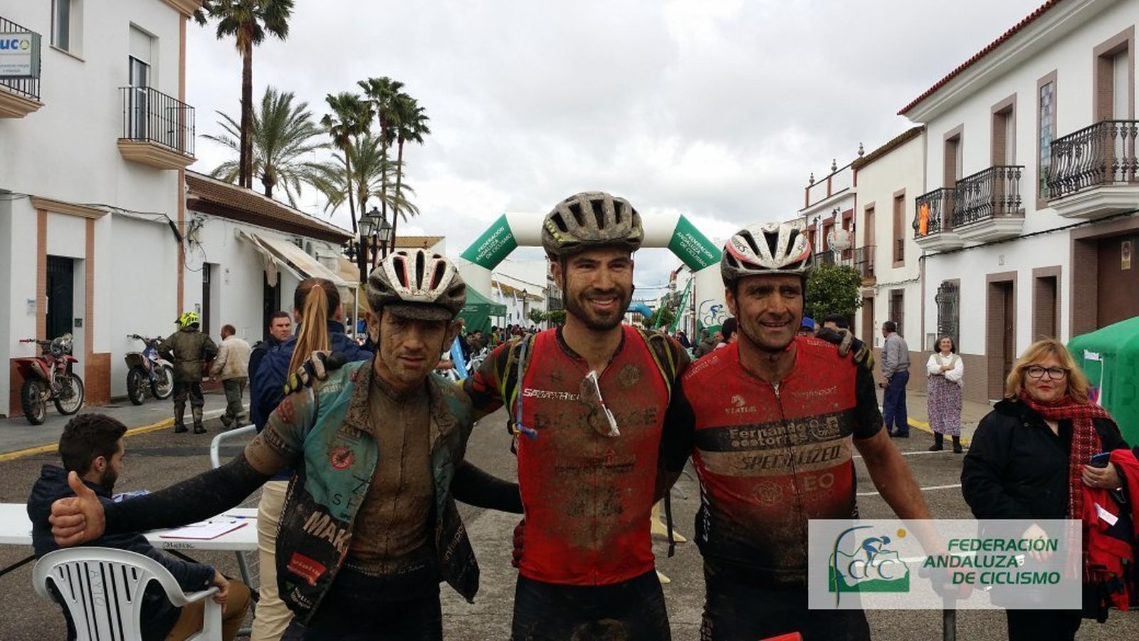 Los ciclistas llegaron llenos de barro a la meta tras una dura carrera.