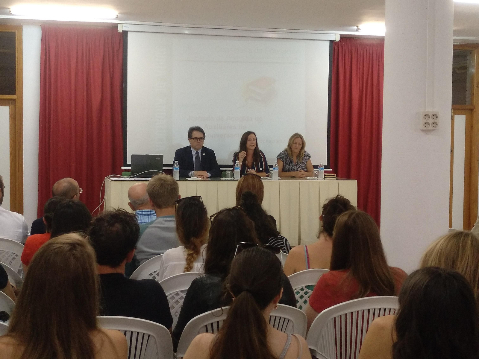 Imágen de la delegada de Educación junto a los auxiliares de conversación y la concejala.