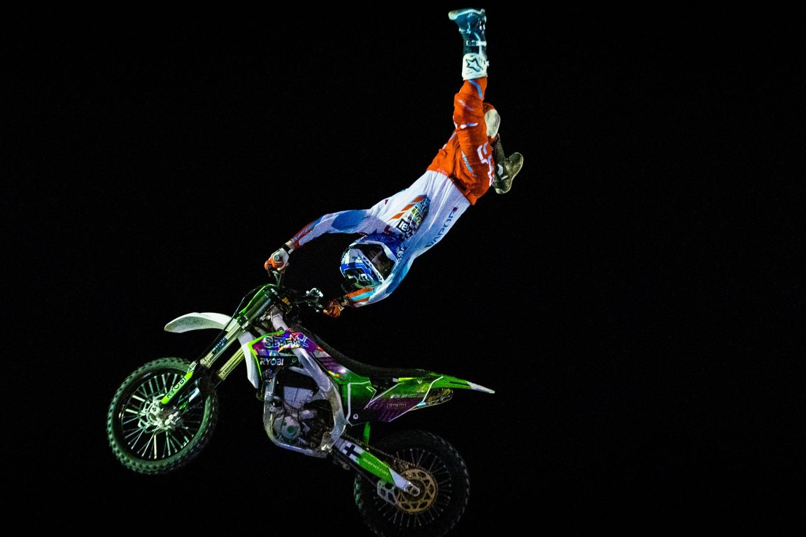 Las espectaculares imágenes que dejan las acrobacias en moto del Freestyle FMX celebrado en San Fernando