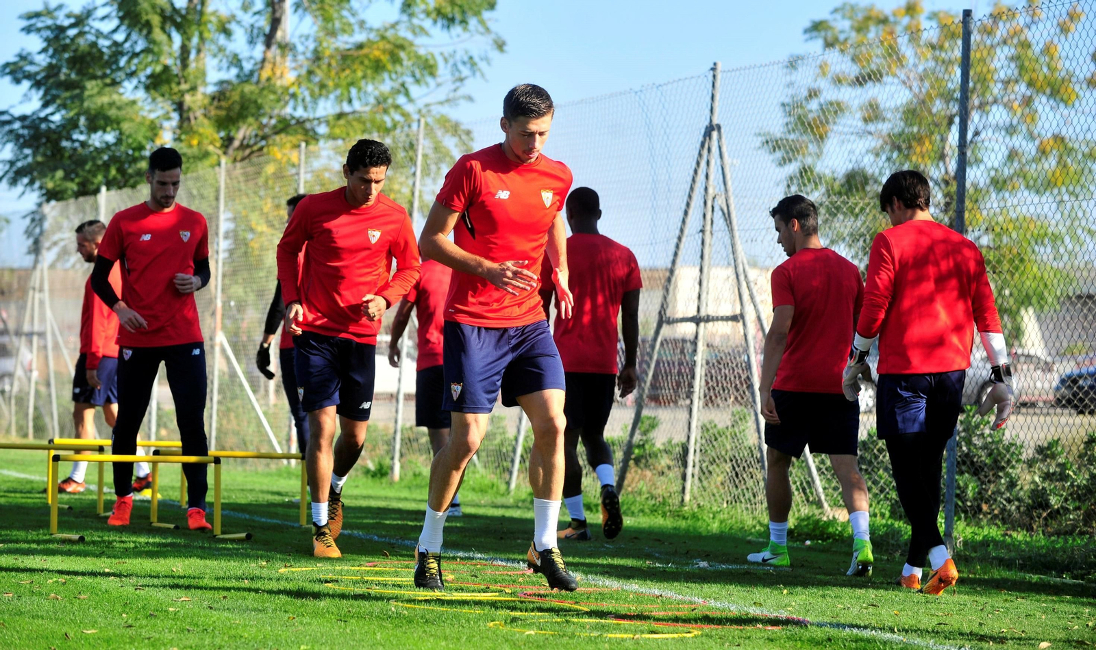 Lenglet y Ganso participan en la serie de ejercicios.