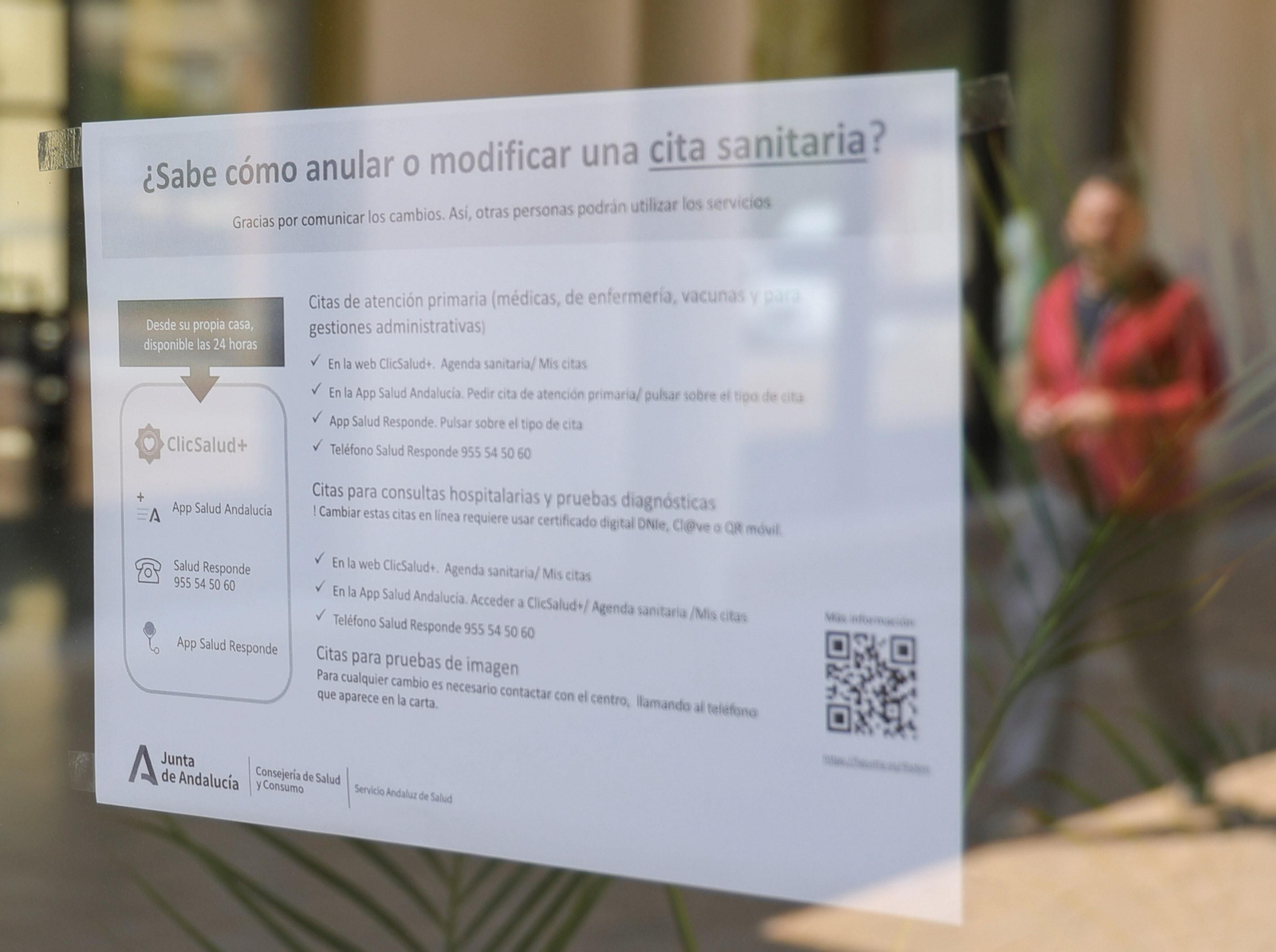 Cartel informativo para cambiar o anular una cita puesto en el centro de salud de Teatinos.