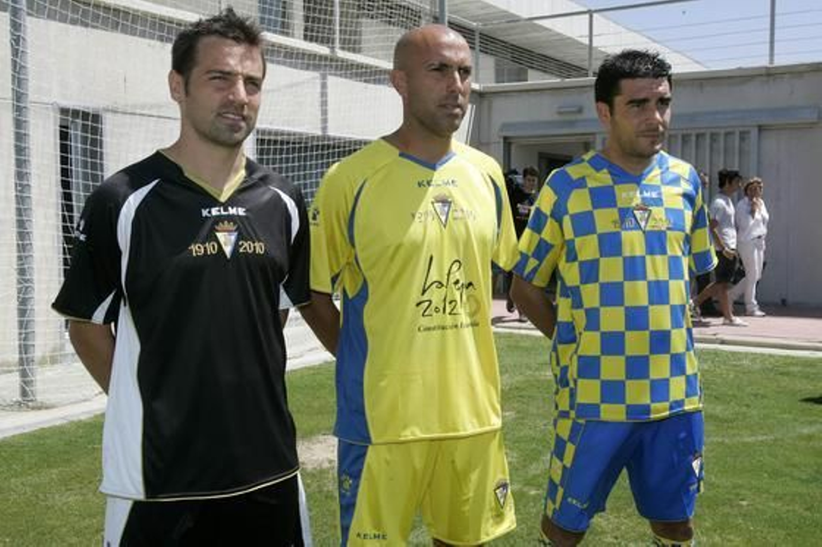 Los tres futbolistas posan con las nuevas camisetas en el césped de El Rosal. 

Foto: Jesus Marin