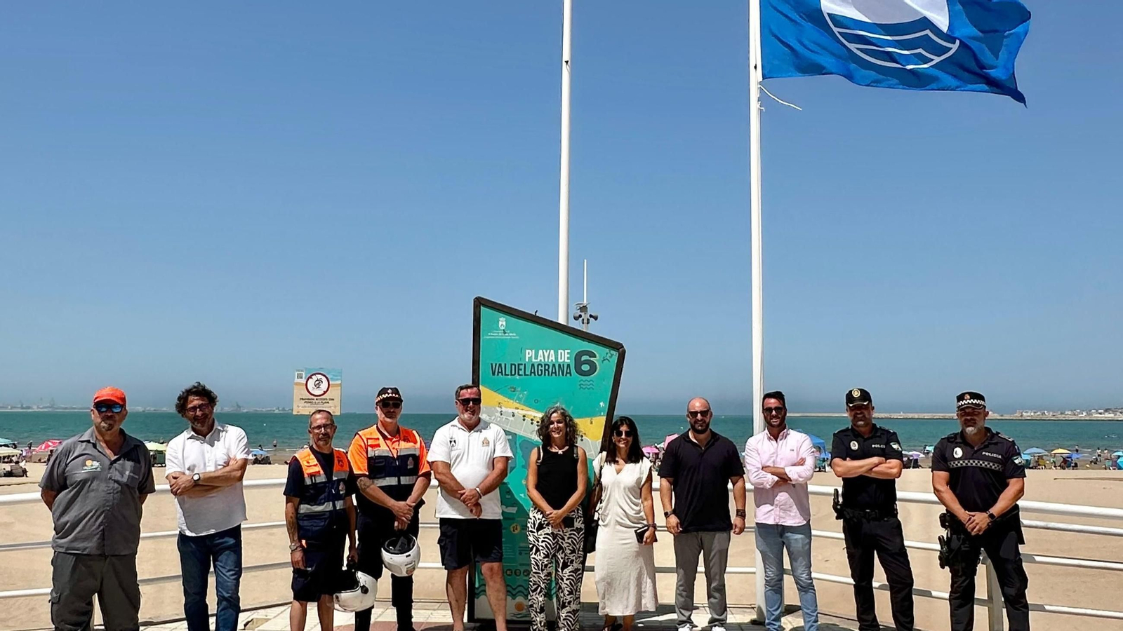 Un momento de la izada de la bandera azul.
