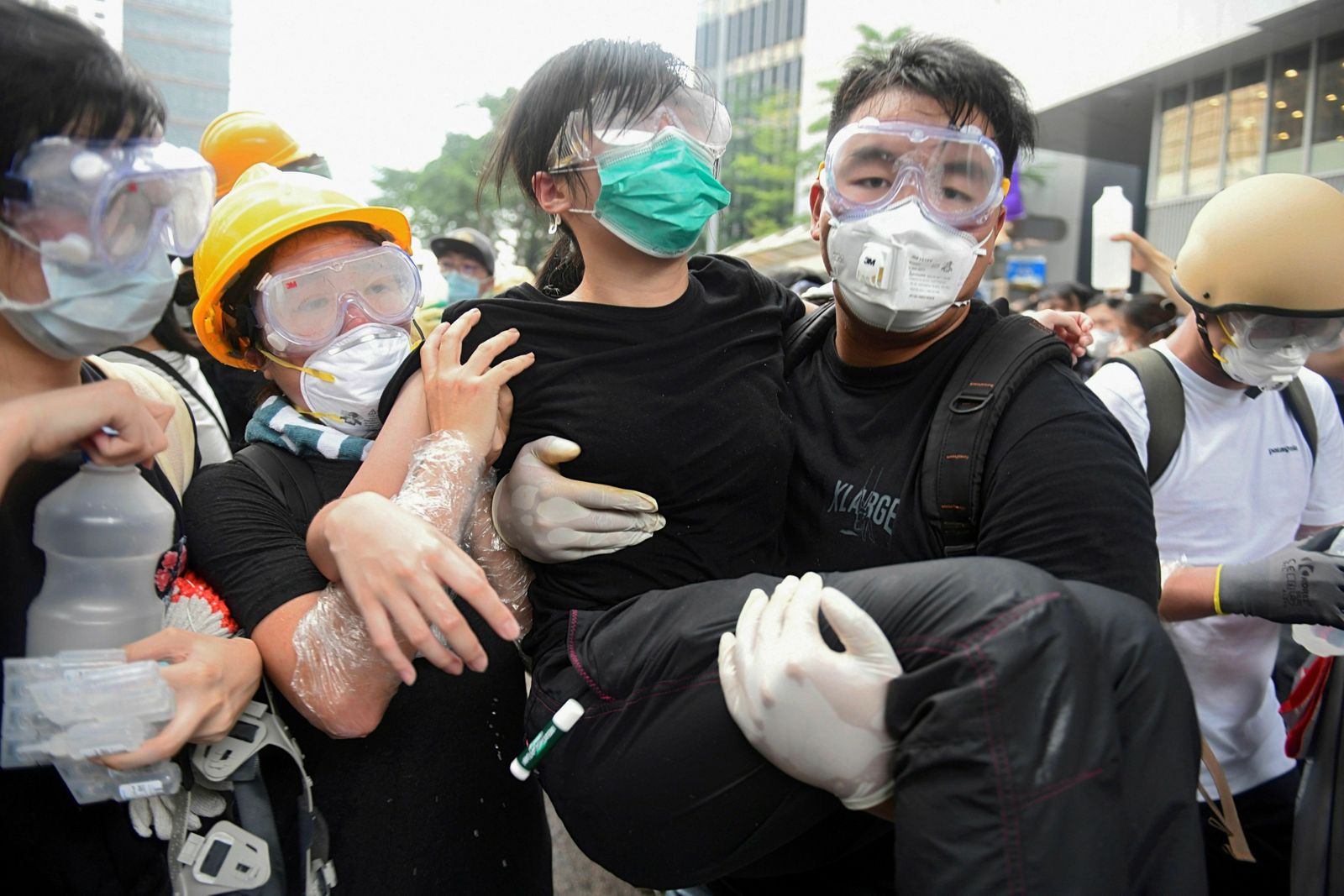Un maanifestante recibe ayuda tras resultar afectada por el gas lacrimógeno lanzado por la policía durante las protestas en contra de la polémica ley de extradición ante el Consejo Legislativo en Hong Kong este miércoles.