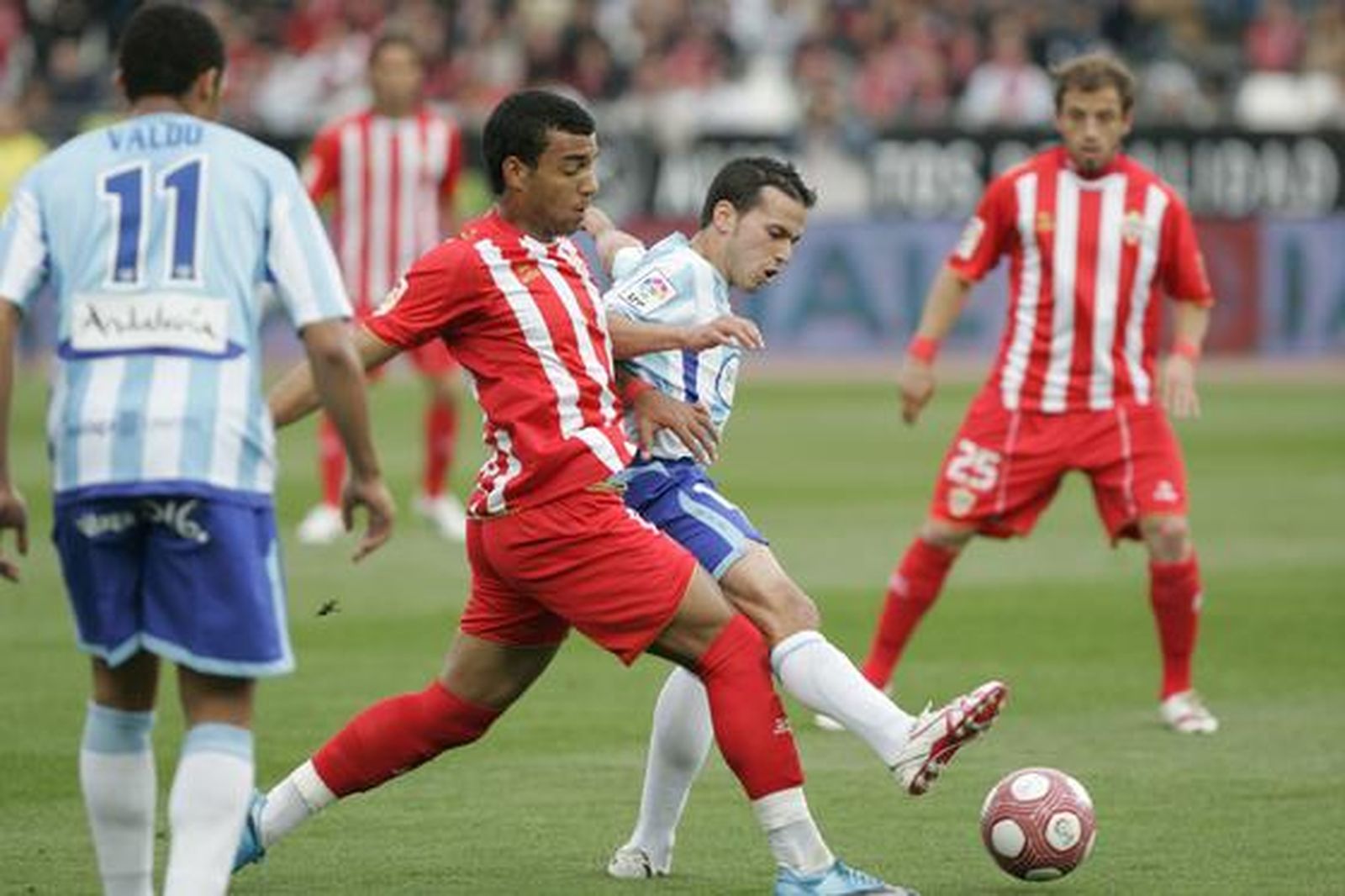 El Almería vence al Málaga en el estadio Mediterráneo. / Javier Alonso