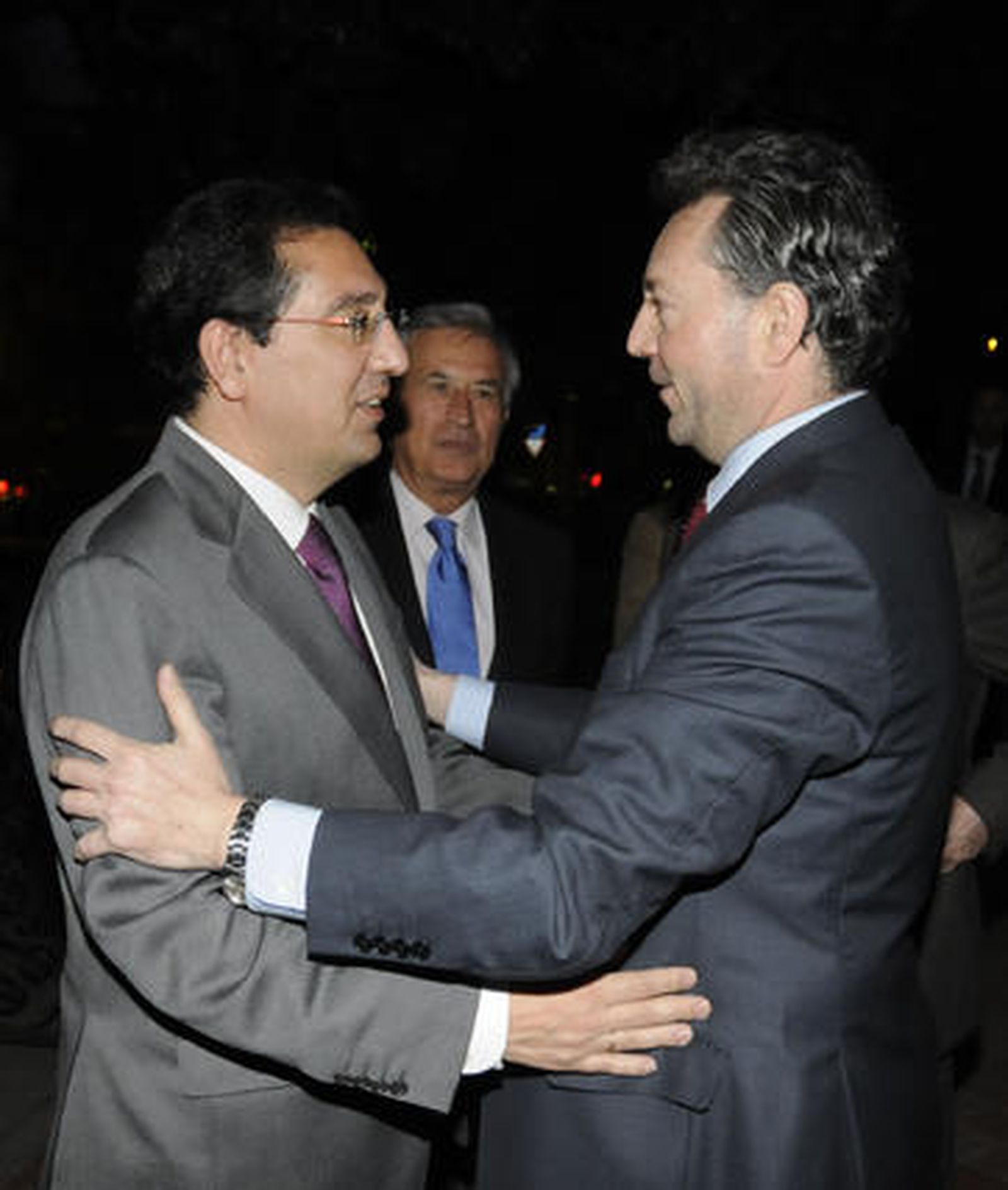 José Joly saluda a Antonio Pulido en presencia de Juan José López Garzón.