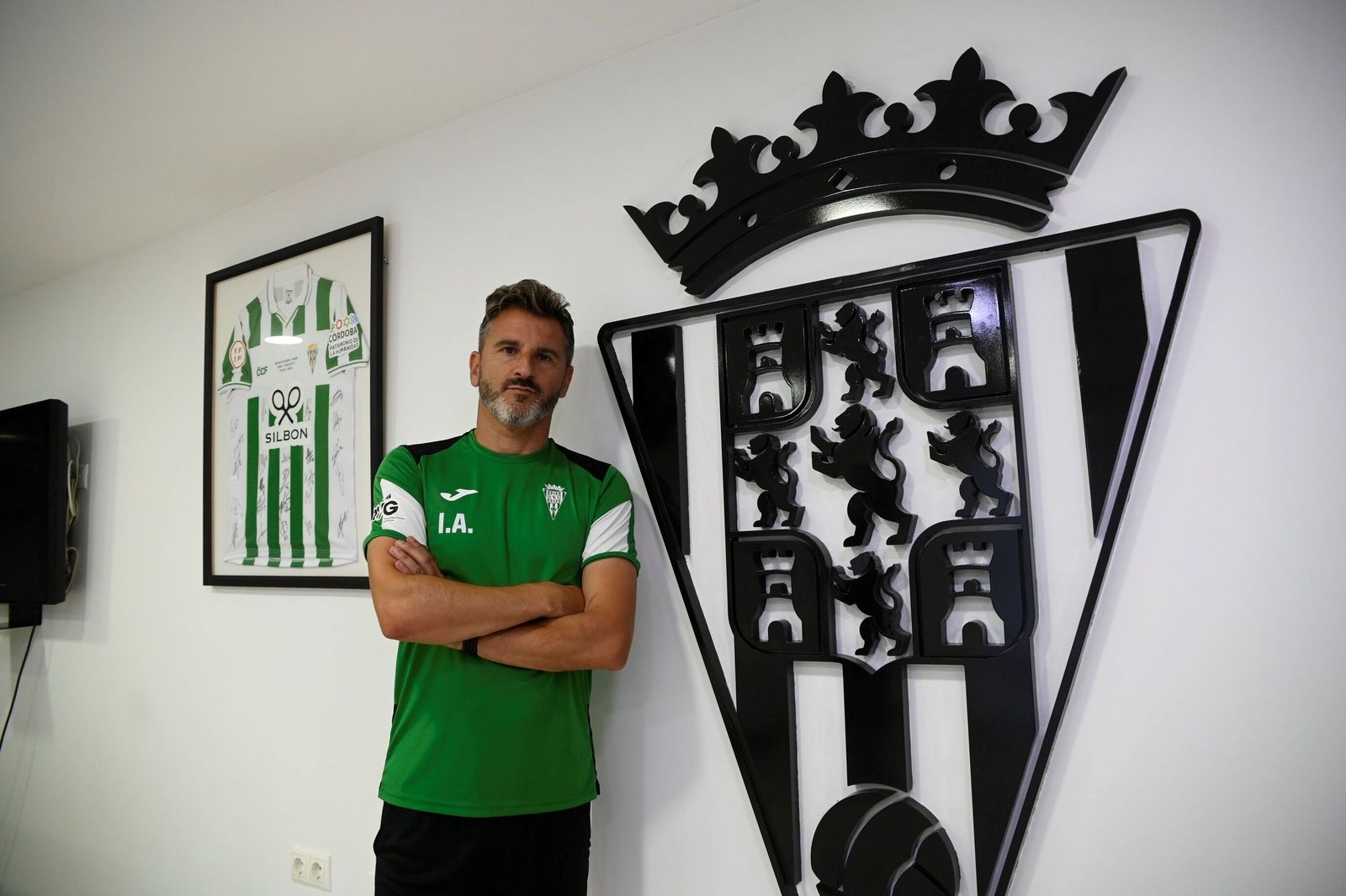 Iván Ania posa junto al escudo del Córdoba CF en El Arcángel.