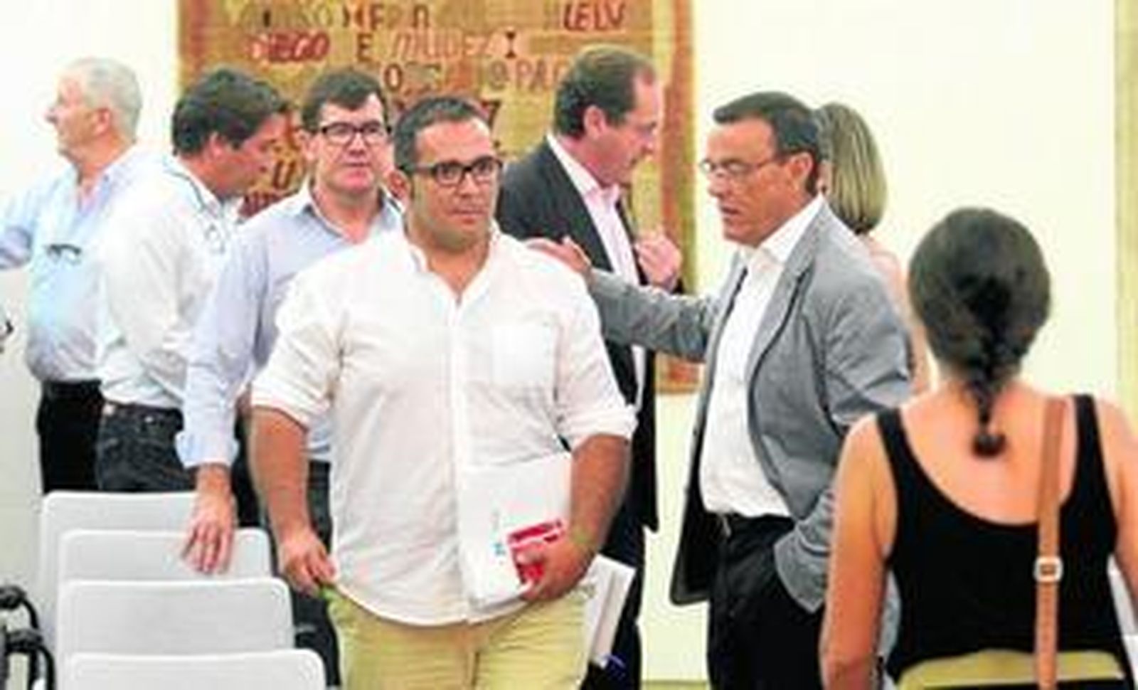 El diputado socialista Salvador Gómez, seguido por su compañero Antonio Beltrán, pasa junto al presidente, Ignacio Caraballo, al llegar al Salón de Plenos.