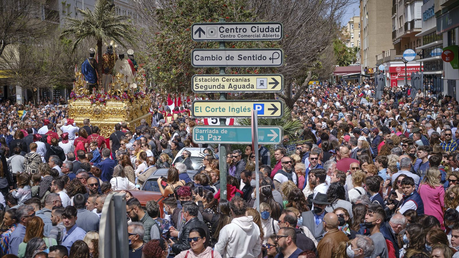 Inicio del recorrido de la cofradía de Borriquita por la avenida de Andalucía.
