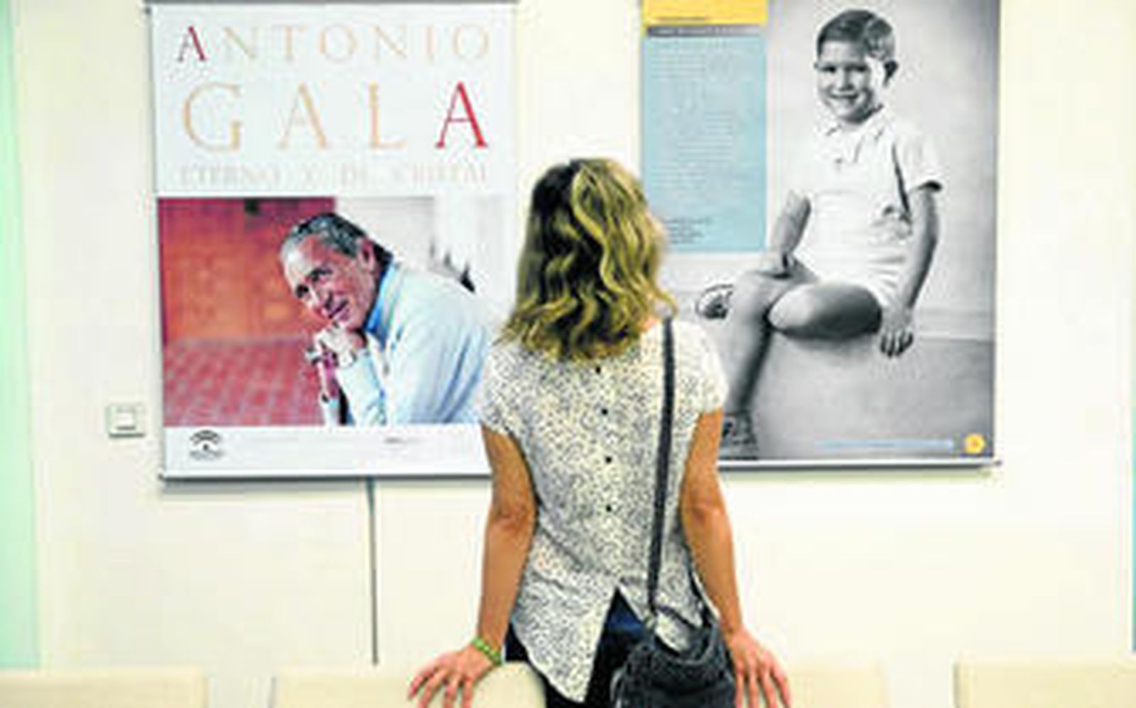 Una visitante observa dos paneles de la exposición 'Antonio Gala. Eterno y de cristal', ayer, en el Centro Andaluz de las Letras.