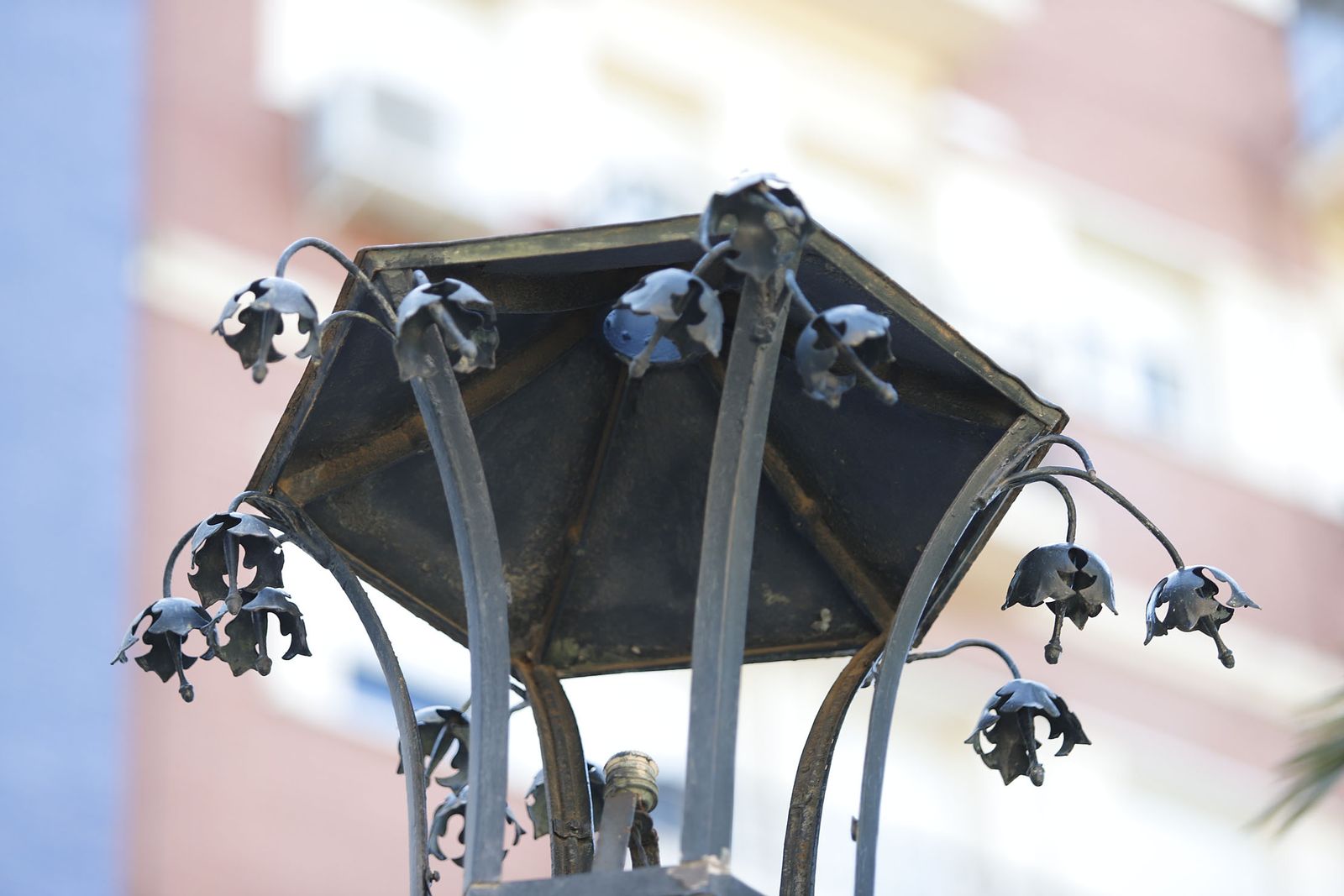 Farolas de las Antiguas oficinas de la línea Huelva-Zafra, hoy delegación de Turismo de la Junta