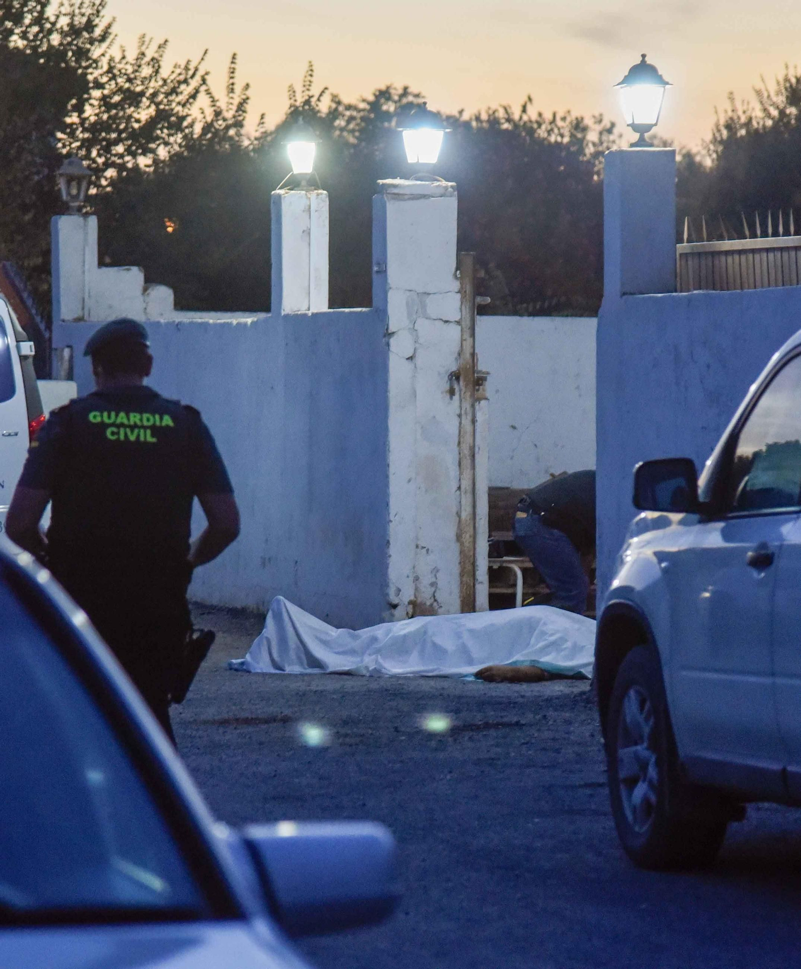 Dos muertos y un herido en un tiroteo en una urbanización de Carmona
