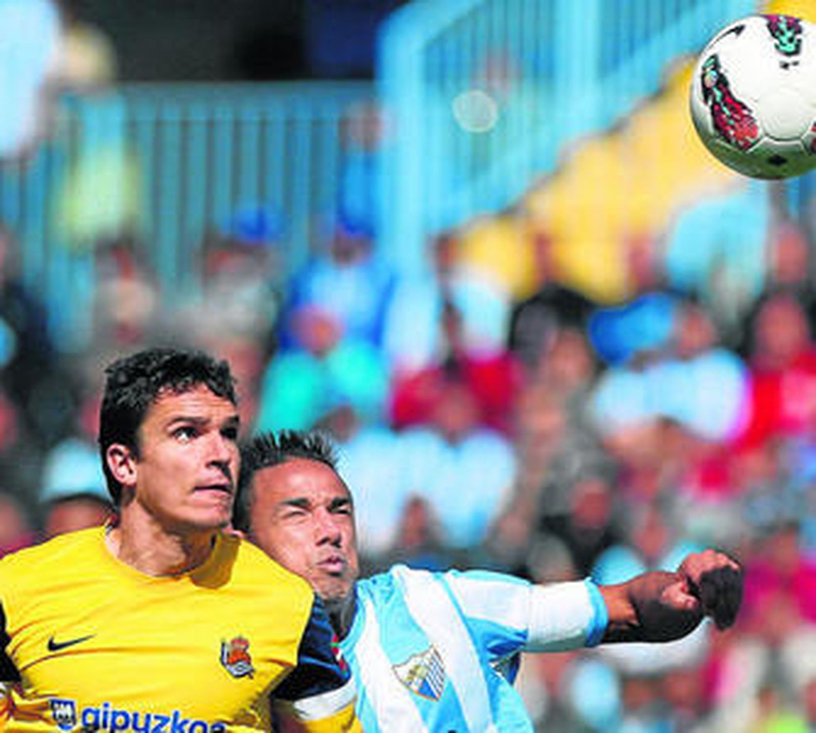 Weligton disputa un balón con Ansotegui el pasado lunes.