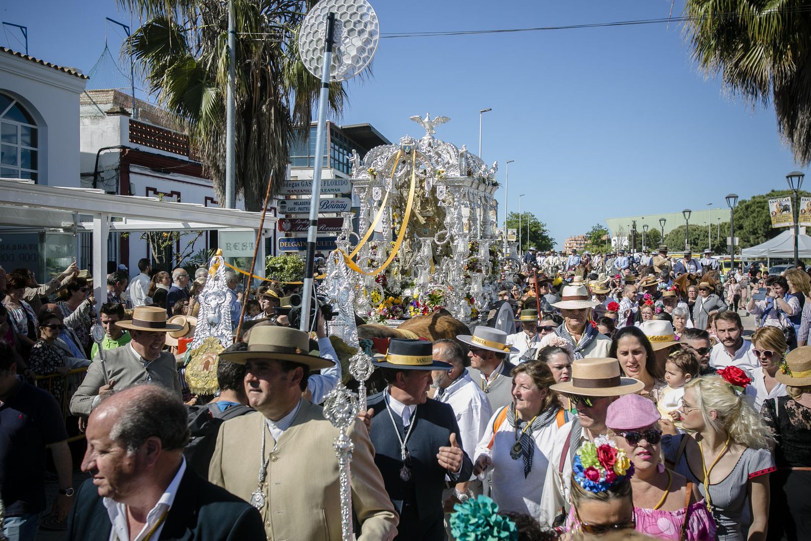 La hermandad de Sanlúcar cruza Bajo de Guía