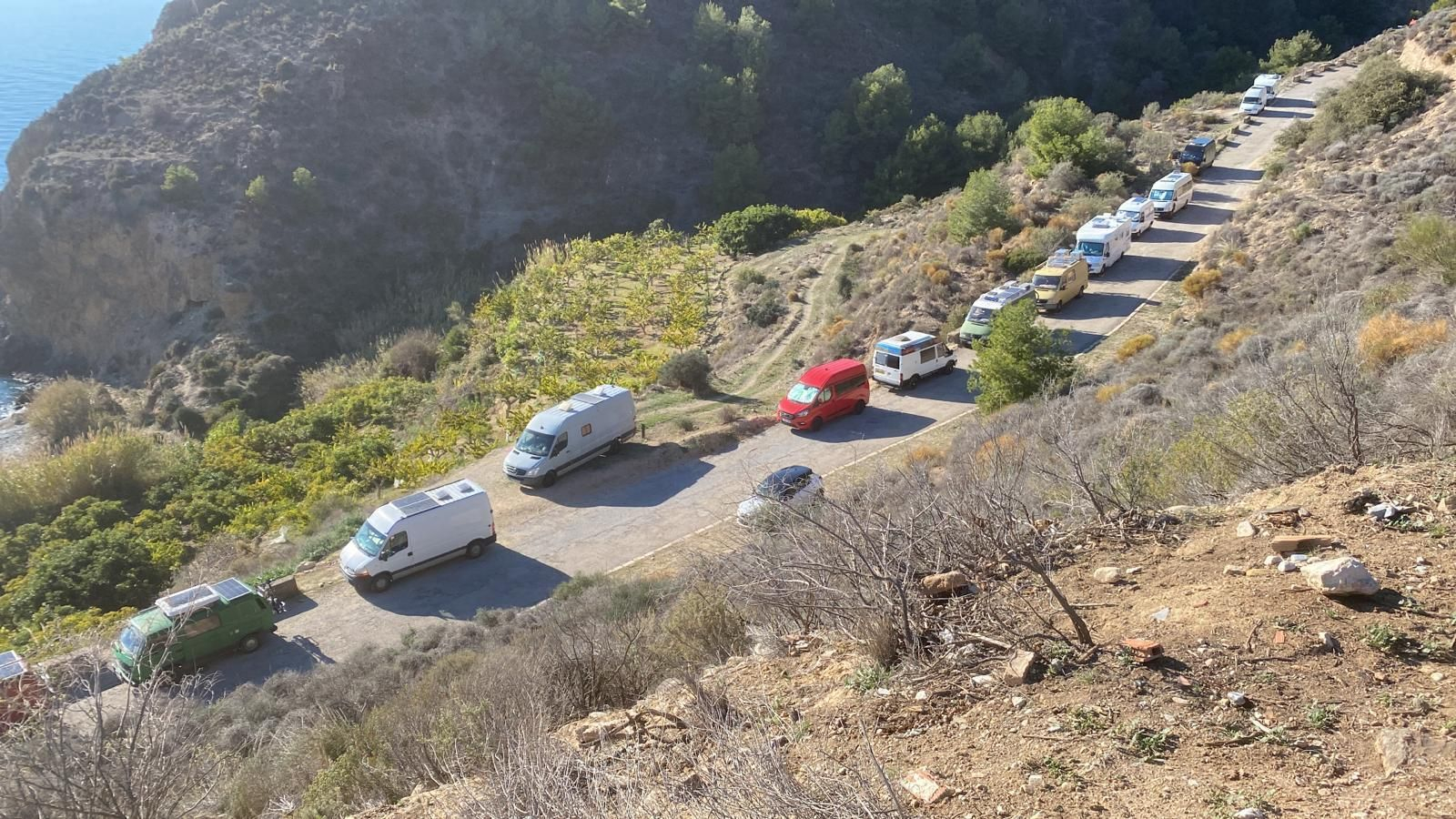 Caravanas en el Paraje Natural de los Acantilados de Maro-Cerro Gordo. Caravanas en el Paraje Natural de los Acantilados de Maro-Cerro Gordo.