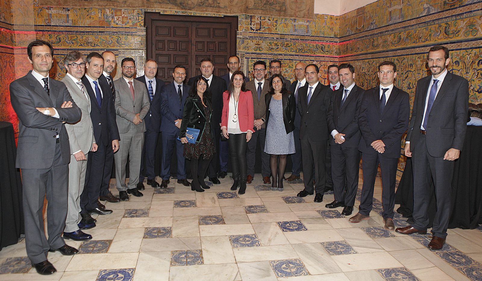 María Jesús Almazor y Jerónimo Vílchez con los directivos de Telefónica Luis Álvarez Ariza, Leopoldo Balmori, Juan José Muñoz Alfonso, Antonio Raúl Sánchez, Juan Antonio Valero, Manuel Pineda, Jerónimo Palos, Cristina Egusquiza, Ignacio Ochoa, Alicia Fuentes, Antonio Ruiz Sánchez, Joaquín Segovia, José Utrera Guerrero, Pedro Oliva, Miguel Ángel Pérez Polo, Aurelio Trujillo, José Enrique Pavón y Sergio Lamas.