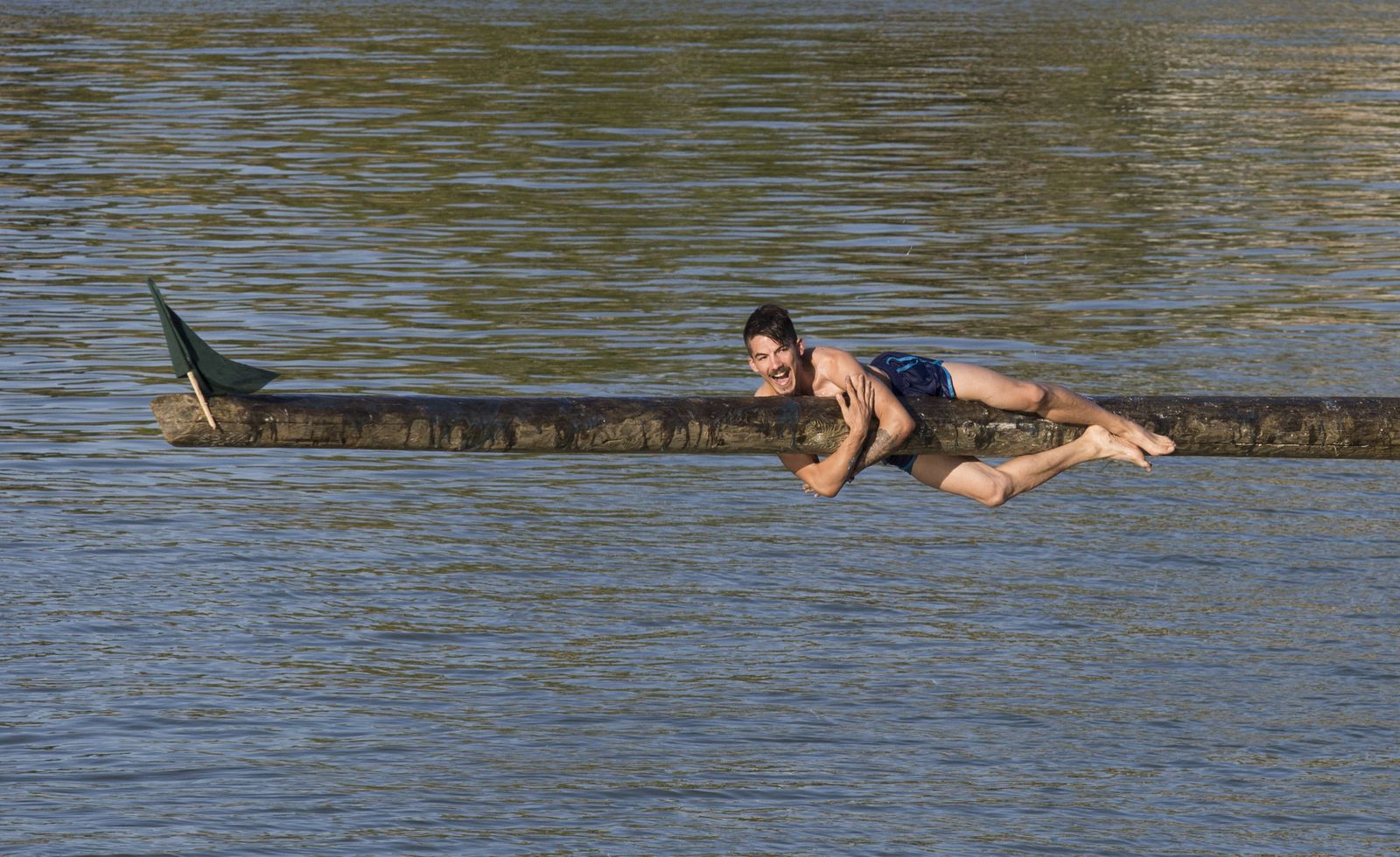 La cucaña de la Velá de Triana, en imágenes