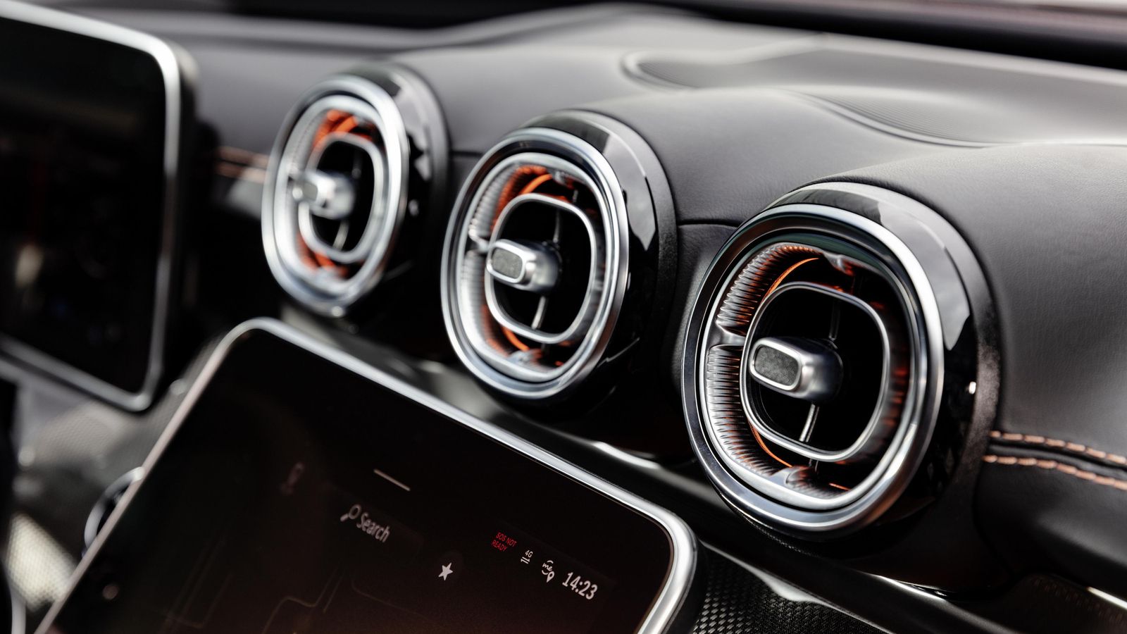 La iluminación de los aireadores y la consola central puede pedirse como opción.  Hay 64 colores entre los que el conductor puede elegir.