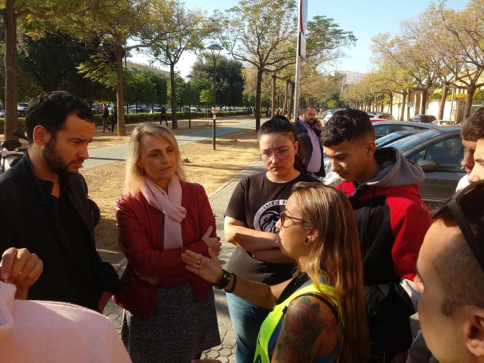 Daniel González Rojas y Eva Oliva, ediles de Adelante Sevilla, con los alumnos de Torreblanca.