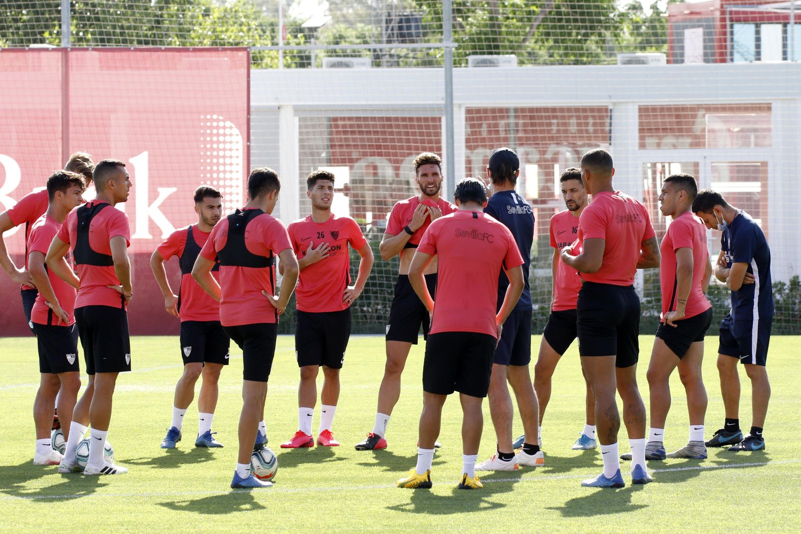 Lopetegui, rodeado de sus jugadores en una sesión reciente.