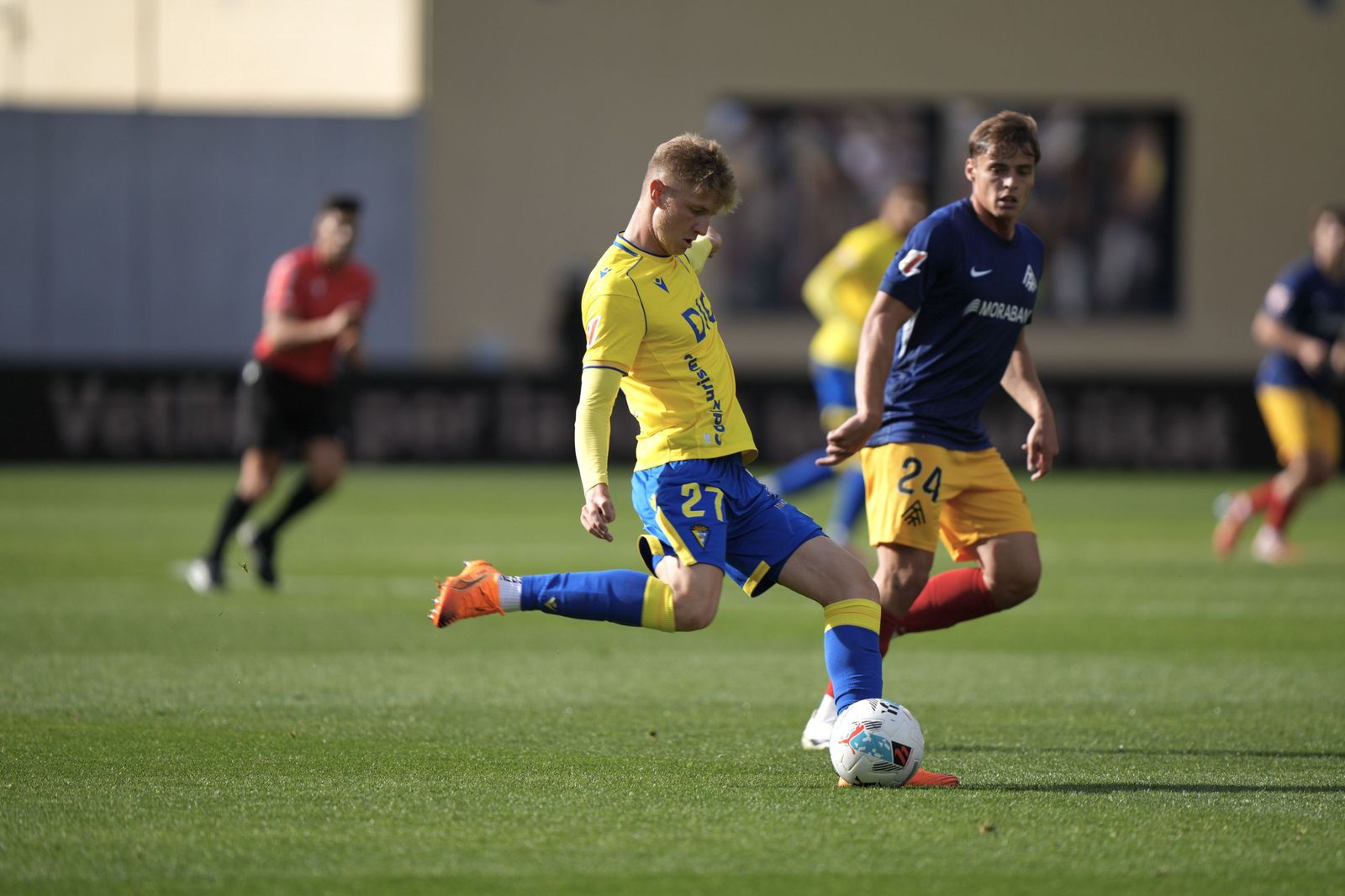 Pelayo Fernández golpea el balón en un partido del Cádiz.