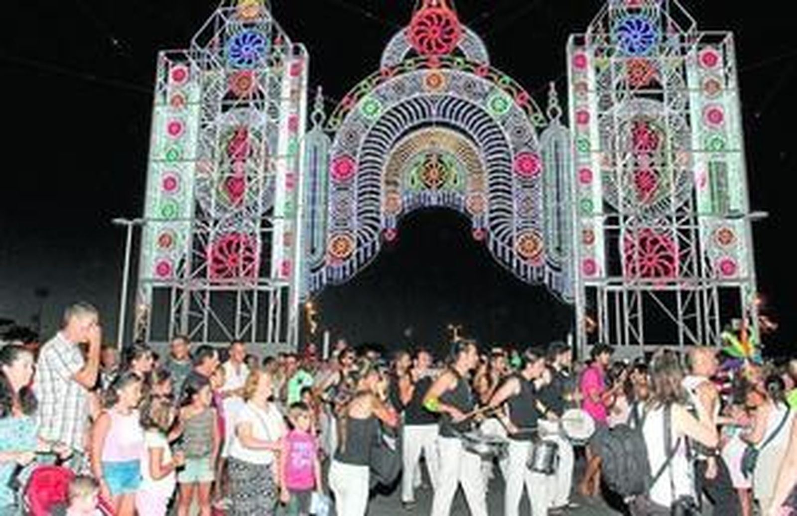 Una batucada deleitó a los asistentes al acto de inauguración de la portada de las Fiestas Colombinas.