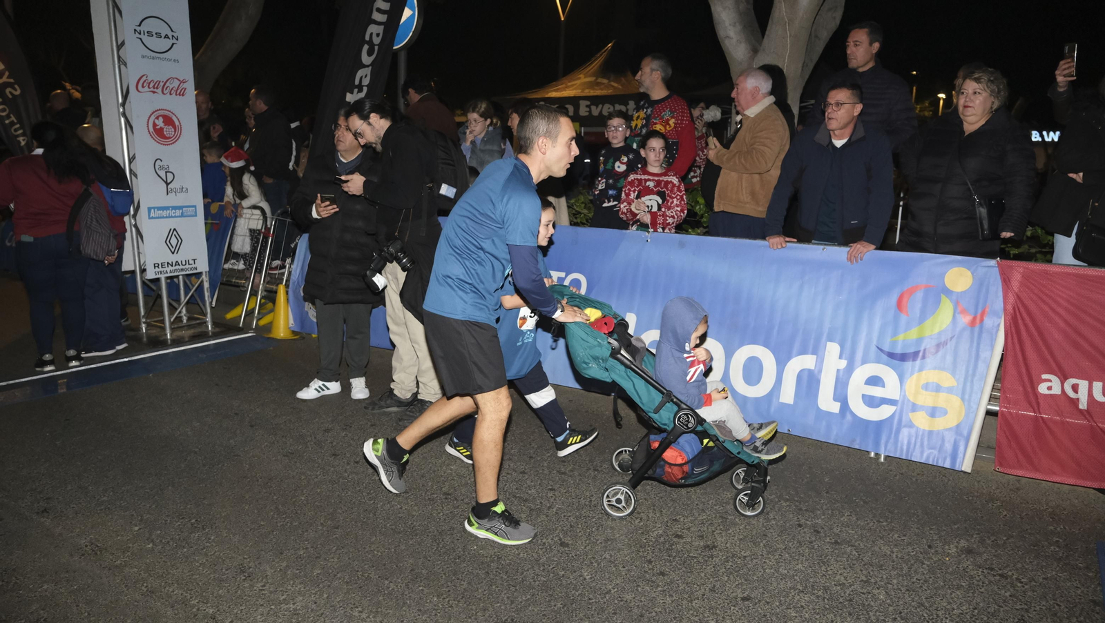 Imágenes de la XIV edición de la San Silvestre de Almería