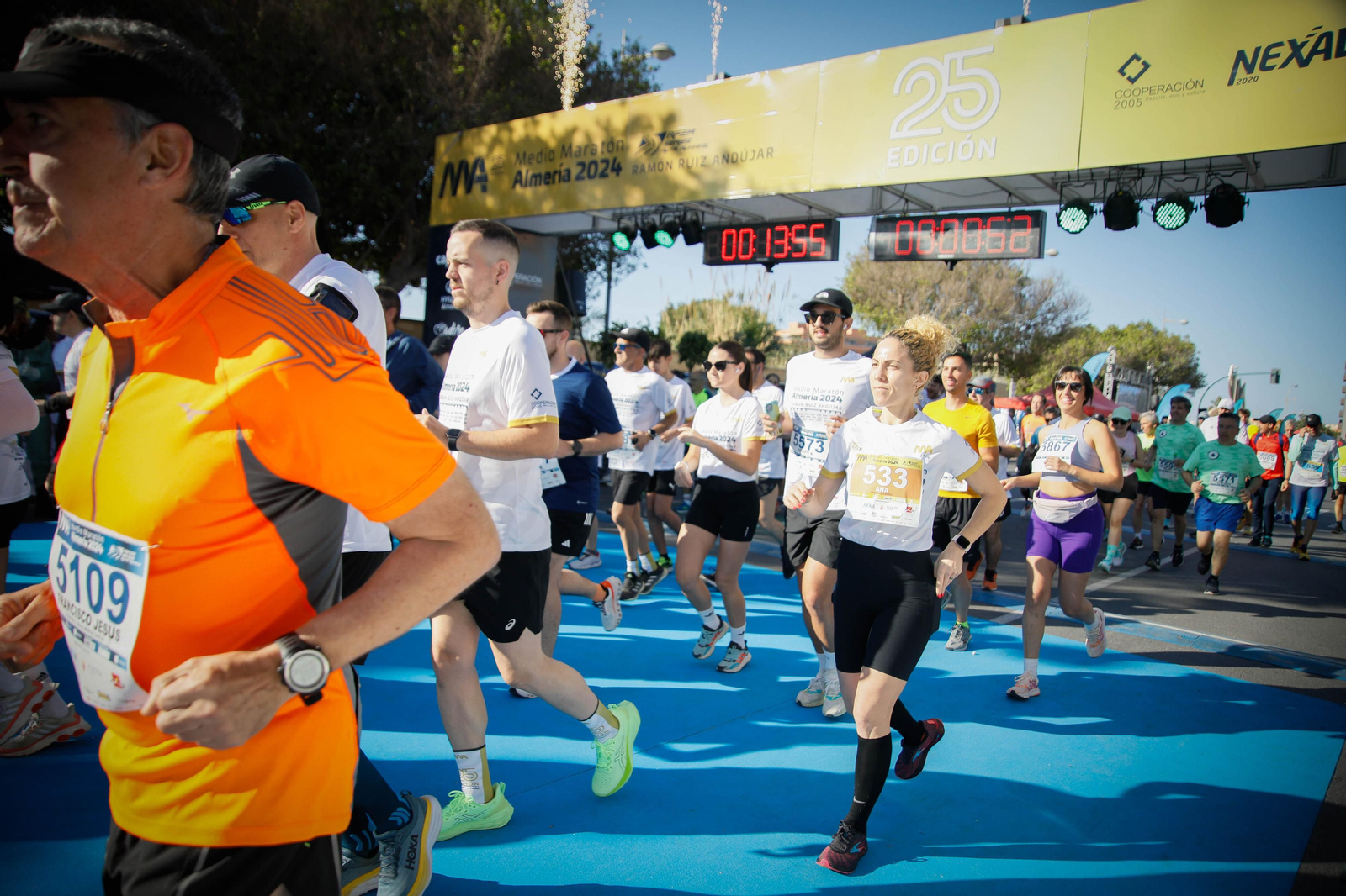 Imágenes de la salida de la Media maratón Ciudad de Almería